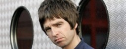 Noel Gallagher vozí v novém klipu nahou Mischu Barton v taxíku